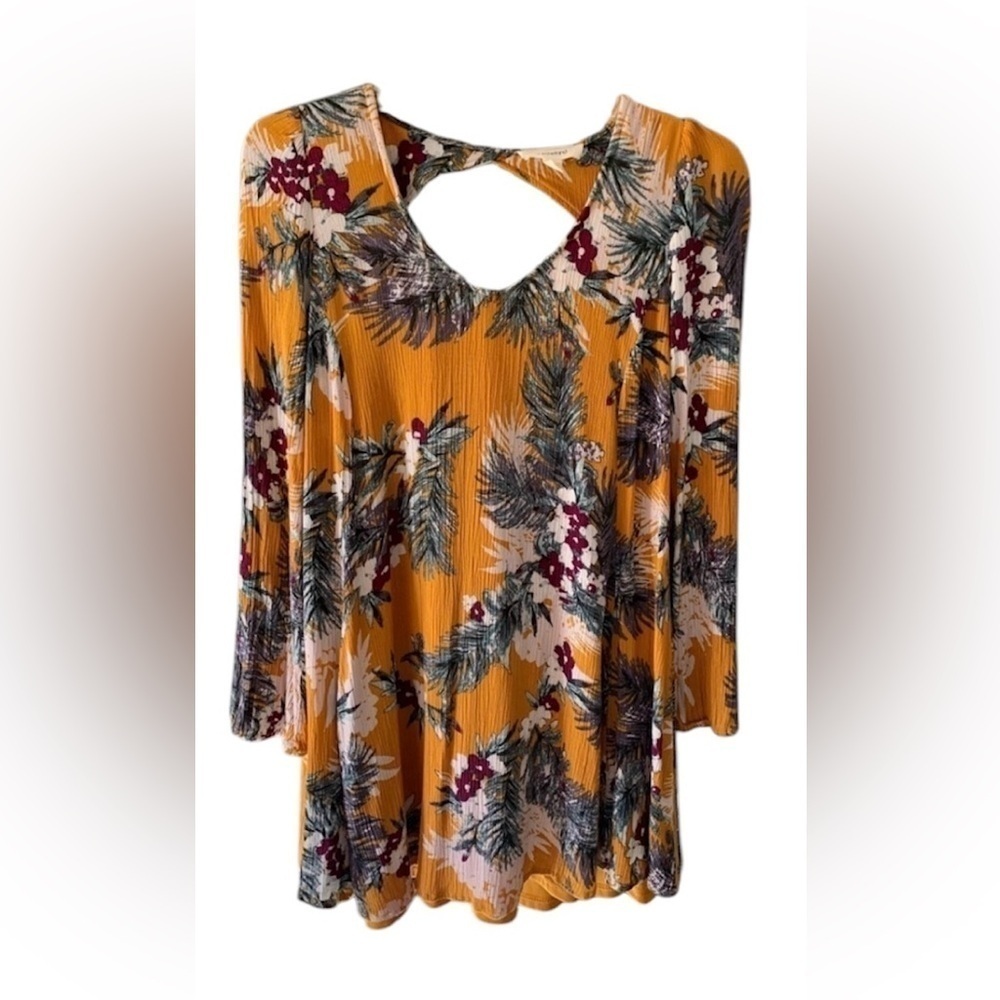 Boho baby doll fairy top shirt, keyhole cut‎ out in back. Flirty feminine Small